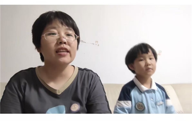 童声清脆映红灯，爸妈温暖伴绿影—— 记广饶县大王镇中心小学一年级 10 班亲子歌唱实践活动